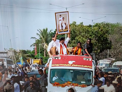 ಮಗ ಜೇಸನ್ ಸಂಜಯ್ ಜೊತೆಗಿನ ಫೋಟೋ​ ಫ್ರೇಮ್ ಎತ್ತಿ ಹಿಡಿದ CM Vijay; 'ಸಿಗ್ಮಾ' ಚಿತ್ರಕ್ಕೆ ಪರೋಕ್ಷ ಬೆಂಬಲ
