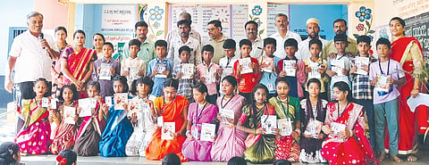 ಗಿಡ್ಡಪ್ಪನಹಳ್ಳಿ ಸರ್ಕಾರಿ ಹಿರಿಯ ಪ್ರಾಥಮಿಕ ಶಾಲೆ ವಿದ್ಯಾರ್ಥಿಗಳಿಗೆ ಜೇನುಗೂಡು ಟ್ರಸ್ಟ್​ನಿಂದ ಗುರುತಿನ ಚೀಟಿ ಹಾಗೂ ಲೇಖನ ಸಾಮಾಗ್ರಿ ವಿತರಿಸಲಾಯಿತು. ಟ್ರಸ್ಟ್​ನ ಸಂಟನಾ ಕಾರ್ಯದರ್ಶಿ ಎಸ್​.ಕೆ.ವಸಂತಕುಮಾರ್​, ಮುಖ್ಯಶಿಕ್ಷಕ ನಾಗೇಶ್​, ಟ್ರಸ್ಟ್​ ನಿರ್ದೇಶಕ ಅತ್ತಿಬೆಲೆ ಮಂಜುನಾಥ್​ ಇತರರು ಇದ್ದರು. 