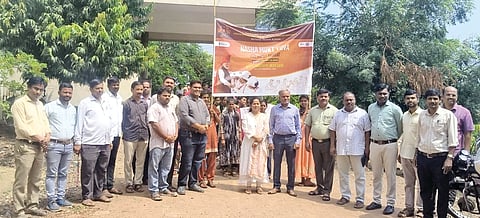 ರಬಕವಿ-ಬನಹಟ್ಟಿ: ನಶಾಮುಕ್ತ ಯುವ ಸಮಾಜ ನಿರ್ಮಾಣಕ್ಕೆ ಯುವಜನರು ಸಂಕಲ್ಪ ಮಾಡಬೇಕು. ದುಶ್ಚಟಗಳಿಗೆ ಬಲಿಯಾಗದೆ ದೈಹಿಕ ಹಾಗೂ ಮಾನಸಿಕ ಆರೋಗ್ಯ ಕಾಪಾಡಿಕೊಳ್ಳಲು ಯೋಗ, ವ್ಯಾಯಾಮ ಸೇರಿ ಆರೋಗ್ಯಕರ ಚಟುವಟಿಕೆಗಳಲ್ಲಿ ತೊಡಗಿಸಿಕೊಳ್ಳಬೇಕು ಎಂದು ಸಿಎ ರಾಜಕುಮಾರ ಭದ್ರಣ್ಣವರ ಹೇಳಿದರು.

ನಗರದ ಸರ್ಕಾರಿ ಪ್ರಥಮ ದರ್ಜೆ ಕಾಲೇಜಿನಲ್ಲಿ ಭಾರತ ಸರ್ಕಾರದ ನಶಾಮುಕ್ತ ಯುವ ಅಭಿಯಾನದ ಅಂಗವಾಗಿ ಶುಕ್ರವಾರ ಹಮ್ಮಿಕೊಂಡಿದ್ದ ಜಾಗೃತಿ ಕಾರ್ಯಕ್ರಮದಲ್ಲಿ ಅವರು ಮಾತನಾಡಿದರು.

ಯುವಜನರು ದುಶ್ಚಟಗಳಿಂದ ದೂರವಿದ್ದು ಆರೋಗ್ಯಕರ ಜೀವನಶೈಲಿ ರೂಢಿಸಿಕೊಳ್ಳಬೇಕು. ಎಸ್‌ಎಸ್‌ವೈಯಂತಹ ಯೋಗಾಸನ ಕಾರ್ಯಕ್ರಮಗಳಲ್ಲಿ ಭಾಗವಹಿಸುವ ಮೂಲಕ ದೈಹಿಕ ಹಾಗೂ ಮಾನಸಿಕ ಆರೋಗ್ಯ ಸುಧಾರಿಸಿಕೊಳ್ಳಬಹುದು. ಯುವಕರಲ್ಲಿ ನಶೆಯ ದುಷ್ಪರಿಣಾಮಗಳ ಕುರಿತು ಅರಿವು ಮೂಡಿಸಲು ಶಾಲಾ-ಕಾಲೇಜುಗಳಲ್ಲಿ ನಿರಂತರ ಜಾಗೃತಿ ಕಾರ್ಯಕ್ರಮ ಆಯೋಜಿಸುವ ಅಗತ್ಯವಿದೆ ಎಂದರು.

ಡಾ.ಸವಿತಾ ಭದ್ರಣ್ಣವರ ಮಾತನಾಡಿ, ಇತ್ತೀಚಿನ ದಿನಗಳಲ್ಲಿ ಯುವತಿಯರಲ್ಲಿಯೂ ದುಶ್ಚಟಗಳ ಪ್ರವೃತ್ತಿ ಕಂಡುಬರುತ್ತಿರುವುದು ಆತಂಕಕಾರಿ. ಪ್ರತಿಯೊಬ್ಬರೂ ಧನಾತ್ಮಕವಾಗಿ ಚಿಂತಿಸಿ ಆರೋಗ್ಯದ ಬಗ್ಗೆ ಕಾಳಜಿ ವಹಿಸಬೇಕು. ರೋಗ ಬಂದ ನಂತರ ಚಿಕಿತ್ಸೆ ಪಡೆಯುವುದಕ್ಕಿಂತ ರೋಗ ಬಾರದಂತೆ ಮುನ್ನೆಚ್ಚರಿಕೆ ವಹಿಸುವುದು ಉತ್ತಮ ಎಂದು ತಿಳಿಸಿದರು.

ಅಶೋಕ್ ಕನ್ನಾಳ ವಿದ್ಯಾರ್ಥಿಗಳಿಗೆ ನಶಾಮುಕ್ತಿಯ ಪ್ರಮಾಣವಚನ ಬೋಧಿಸಿದರು. ಪ್ರಾಚಾರ್ಯ ಡಾ.ಎಸ್.ಆರ್.ಹಂದಿಗುಂದ, ಎನ್‌ಎಸ್‌ಎಸ್ ಸಂಯೋಜಕ ಡಾ.ಚೇತನ್ ಬಿ. ಡಾಗಾ ಇದ್ದರು. ಡಾ.ಮಹದೇವ ಪೋತರಾಜ ನಿರೂಪಿಸಿದರು. ಡಾ.ಪುಂಡಲೀಕ ಬಾಡಗಿ ವಂದಿಸಿದರು. 
