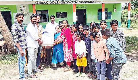 ಬೇಲೂರು ತಾಲೂಕಿನ ಮಾದಿಹಳ್ಳಿ ಹೋಬಳಿಯ ಟಿ.ವಡ್ಡರಹಳ್ಳಿ ಕಾಲನಿಯ ಸರ್ಕಾರಿ ಶಾಲೆಗೆ ನೀರು ಶುದ್ಧೀಕರಣ ಆಕ್ವಾಗಾರ್ಡ್ ಕೊಡುಗೆ ನೀಡಿ, ಶಿಕ್ಷಕಿ ಭಾರತಿಯವರನ್ನು ಸನ್ಮಾನಿಸಲಾಯಿತು. ನಿಸ್ವಾರ್ಥ ಗೆಳೆಯರ ಬಳಗದ ಮುಖಂಡ ಹೇಮಂತ್, ಹೇಮಂತ್, ರಾಜೇಶ್ ಹಾಗೂ ವಿನಯ್ ಇತರರು ಇದ್ದರು.