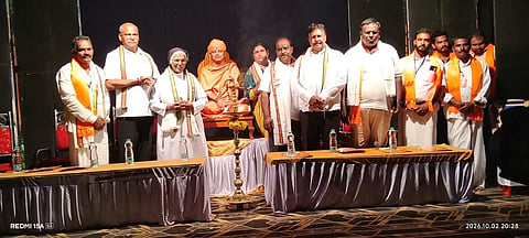 ಎನ್.ಆರ್.ಪುರ ಸುಂಕದಕಟ್ಟೆ ದಷ್ಟಿಕಲ್ಲು ಮಾರಿ ಗದ್ದುಗೆ ಸಮುದಾಯ ಭವನ ಉದ್ಘಾಟನೆ ಕಾರ್ಯಕ್ರಮದಲ್ಲಿ ಶ್ರೀ ಲಕ್ಷೀತ್ಮಸೇನಾ ಭಟ್ಟಾರಕ ಸ್ವಾಮೀಜಿ ಪಾಲ್ಗೊಂಡಿದ್ದರು. ಟಿ.ಡಿ.ರಾಜೇಗೌಡ, ಪಿ.ಆರ್.ಸದಾಶಿವ, ಸುಮಂತ್, ಮುಕುಂದ, ಕಷ್ಣಯ್ಯ ಆಚಾರ್, ಸೋಜಾ ಇತರರಿದ್ದರು.