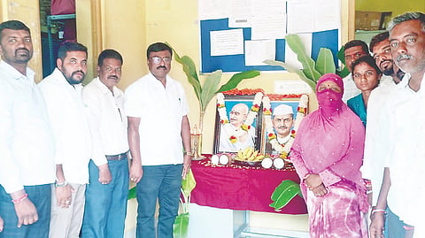 ಹಲಗೂರಿನ ನಾಡಕಚೇರಿಯಲ್ಲಿ ಗಾಂಧಿ ಜಯಂತಿ ಆಚರಿಸಲಾಯಿತು. ಕೆ.ನಟರಾಜ್, ಪ್ರವೀಣ್‌ಕುಮಾರ್, ಸೋಮಣ್ಣ, ಲತಾ, ಸಿದ್ದರಾಯಿ ಮಾಳಿ ಇತರರಿದ್ದರು.

