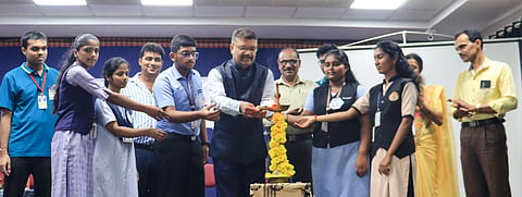  ಆಳ್ವಾಸ್ ಕಾಲೇಜಿನಲ್ಲಿ ನಡೆದ ಅಭಿಜ್ಞ ವಿಜ್ಞಾನ ಕಾರ್ಯಾಗಾರದಲ್ಲಿ ದ್ವಿತೀಯ ಪಿಯುಸಿ ವಿದ್ಯಾರ್ಥಿಗಳಿಗೆ ವಿವಿಧ ವಿಜ್ಞಾನ ವಿಭಾಗಗಳಲ್ಲಿ ಹ್ಯಾಂಡ್ಸ್-ಆನ್ ತರಬೇತಿ ನೀಡಲಾಯಿತು. ವಿವೇಕ್ ಆಳ್ವ, ಡಾ.ಅರುಣ್ ಎಂ.ಇಸ್ಲೂರ್, ಡಾ. ಕುರಿಯನ್, ರಮ್ಯಾ ರೈ, ತೇಜಸ್ ಡಿ. ಪೂಜಾರಿ ಹಾಗೂ ಗಣೇಶ್ ಹೆಗಡೆ ಮೊದಲಾದವರು ಉಪಸ್ಥಿತರಿದ್ದರು.