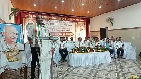 ಉಡುಪಿಯಲ್ಲಿ ಶ್ರೀಕ್ಷೇತ್ರ ಧರ್ಮಸ್ಥಳ ಗ್ರಾಮಾಭಿವೃದ್ಧಿ ಯೋಜನೆ ಬಿ.ಸಿ. ಟ್ರಸ್ಟ್​ ವತಿಯಿಂದ ಆಯೋಜಿಸಿದ್ದ ಗಾಂಧಿ ಸ್ಮೃತಿ ಕಾರ್ಯಕ್ರಮದಲ್ಲಿ ಯಶ್​ಪಾಲ್​ ಸುವರ್ಣ ಮಾತನಾಡಿದರು. ದೇವದಾಸ್​ ಹೆಬ್ಬಾರ್​, ನವೀನ್​ ಅಮೀನ್​, ಸತ್ಯಾನಂದ ನಾಯಕ್​, ರಾಜು ಪೂಜಾರಿ, ಮಾಧವ್​ ಬನ್ನಂಜೆ, ಸುಂದರ್​ ಜಿ. ಕಲ್ಮಾಡಿ ಇತರರಿದ್ದರು.