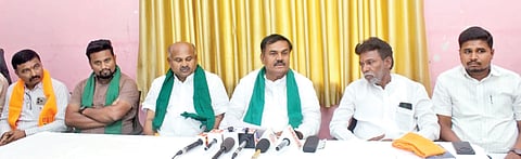 ಬಾಗಲಕೋಟೆ ನಗರದ ಹೊಸ ಪ್ರವಾಸಿ ಮಂದಿರದಲ್ಲಿ ಶುಕ್ರವಾರ ಬಿಜೆಪಿ ರೈತ ಮೋರ್ಚಾ ರಾಜ್ಯ ಅಧ್ಯಕ್ಷ  ಎ.ಎಸ್. ಪಾಟೀಲ ನಡಹಳ್ಳಿ ಸುದ್ದಿಗೋಷ್ಠಿಯಲ್ಲಿ ಮಾತನಾಡಿದರು. ಬಿಜೆಪಿ ಜಿಲ್ಲಾಧ್ಯಕ್ಷ ಶಾಂತಗೌಡ ಪಾಟೀಲ, ರಾಜು ನಾಯ್ಕರ, ಶಿವಾನಂದ ಸುರಪುರ ಇದ್ದರು.