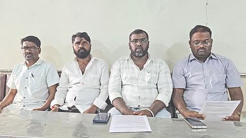 ಜಮಖಂಡಿ ನಗರದಲ್ಲಿ ಆಯೋಜಿಸಿದ್ದ  ಸುದ್ದಿಗೊಷ್ಠಿಯಲ್ಲಿ ಗೋಪಿನಾಥ ಮೀಸಿ ಮಾತನಾಡಿದರು. ಭೀಮ ಆರ್ಮಿ ಜಿಲ್ಲಾಧ್ಯಕ್ಷ ರಮೇಶ ಬಳೋಲಗಿಡದ, ಮುಖಂಡ ಚನ್ನಬಸು ಗುಣದಾಳ, ವಕೀಲ ಚಿದಾನಂದ ಜನವಾಡ ಇತರರಿದ್ದರು.