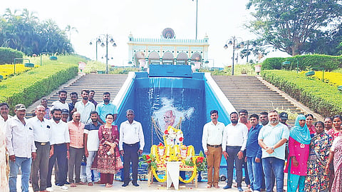ಕೆ.ಆರ್.ಸಾಗರದ ಬೃಂದಾವನದಲ್ಲಿರುವ ಗಾಂಧೀಜಿ ಕಾರಂಜಿ ಬಳಿ ಗಾಂಧಿ ಹಾಗೂ ಲಾಲ್ ಬಹದ್ದೂರ್ ಶಾಸ್ತ್ರಿ ಜಯಂತಿ ಆಚರಿಸಲಾಯಿತು. ಅಕಿಬ್ ಜಾವಿದ್, ಶಿವಕುಮಾರ್, ಅಭಿಲಾಷ್, ಸಚಿನ್ ಇದ್ದರು.

  

   