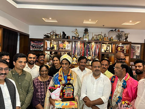 ಸಚಿವ ಯು.ಟಿ.ಖಾದರ್ ಎಂ.ಆರ್.ಪೂವಮ್ಮ ಅವರ ಮನೆಗೆ ಭೇಟಿ ನೀಡಿ ಅಭಿನಂದನೆ ಸಲ್ಲಿಸಿದರು. ದರ್ಶನ್ ಎಚ್.ವಿ., ನರ್ವಡೆ ವಿನಾಯಕ್ ಕರ್ಭಾರಿ ಮೊದಲಾದವರಿದ್ದರು.