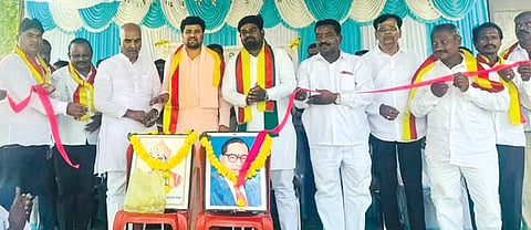 ಅಫಜಲಪುರ ತಾಲೂಕಿನ ಬಂದರವಾಡದಲ್ಲಿ ಕಟ್ಟಡ ಕಾರ್ಮಿಕರ ಸಂಘದ ಗ್ರಾಮ ಘಟಕವನ್ನು ಕೆಕೆಆರ್​ಟಿಸಿ ಅಧ್ಯಕ್ಷ ಅರುಣಕುಮಾರ ಪಾಟೀಲ್​ ಉದ್ಘಾಟಿಸಿದರು. ಶ್ರೀ ವೀರ ಮಹಾಂತ ಶಿವಾಚಾರ್ಯ, ಮಹಮ್ಮದ್​ ಮುತ್ಯಾ, ಸುರೇಶ ತಿಬಶೆಟ್ಟಿ ಇತರರಿದ್ದರು. 