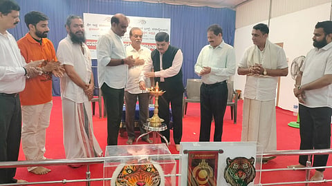 ಉಡುಪಿ ಬೈಲೂರಿನಲ್ಲಿ ಆಯೋಜಿಸಿದ್ದ ನೇತ್ರ ತಪಾಸಣೆ ಶಿಬಿರವನ್ನು ಡಾ. ಕೃಷ್ಣ ಪ್ರಸಾದ್​ ಕೂಡ್ಲು ಉದ್ಘಾಟಿಸಿದರು. ಯಶ್​ಪಾಲ್​ ಸುವರ್ಣ, ಮೋಹನ್​ ಮುದ್ದಣ್ಣ ಶೆಟ್ಟಿ, ನಾಗರಾಜ್​ ಐತಾಳ್​, ಮಟ್ಟಾರು ರತ್ನಾಕರ್​ ಹೆಗ್ಡೆ, ಕೃಷ್ಣಮೂರ್ತಿ ತಂತ್ರಿ ಇದ್ದರು.