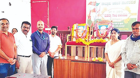  ಪಾಂಡವಪುರದ ತಹಸೀಲ್ದಾರ್ ಸಭಾಂಗಣದಲ್ಲಿ ಗಾಂಧಿ ಹಾಗೂ ಲಾಲ್ ಬಹದ್ದೂರ್ ಶಾಸ್ತ್ರಿ ಜಯಂತಿ ಆಚರಿಸಲಾಯಿತು.