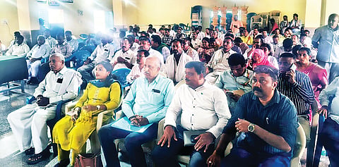 ಹೊಳೆನರಸೀಪುರ ತಾಲೂಕಿನ ಕಸಬಾ ಹೋಬಳಿಯ ಮೂಡಲ ಹಿಪ್ಪೆ ಗ್ರಾಮ ಪಂಚಾಯಿತಿಯಲ್ಲಿ ಆಯೋಜಿಸಿದ್ದ ಪ್ರಜಾಸೇವೆ ಕಾರ್ಯಕ್ರಮದಲ್ಲಿ ಅಹವಾಲು ಸಲ್ಲಿಸಲು ಆಗಮಿಸಿದ ಸಾರ್ವಜನಿಕರು. ಶಾಸಕ ಎಚ್.ಡಿ.ರೇವಣ್ಣ, ತಹಸೀಲ್ದಾರ್ ರೇಣುಕುಮಾರ್ ಇದ್ದರು.
