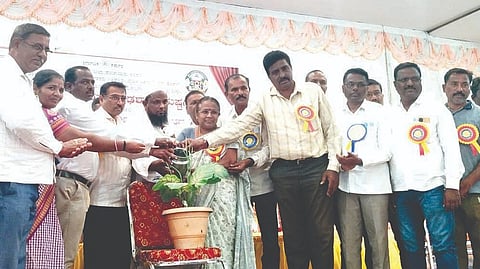 ಕುಷ್ಟಗಿಯಲ್ಲಿ ಕಲಬುರಗಿ ವಿಭಾಗ ಮಟ್ಟದ ಯೋಗ ಪಂದ್ಯಾವಳಿಗೆ ಕ್ಷೇತ್ರ ಶಿಕ್ಷಣಾಧಿಕಾರಿ ಉಮಾದೇವಿ ಬಸಾಪುರ ಚಾಲನೆ ನೀಡಿದರು. ದೈಹಿಕ ಶಿಕ್ಷಣಾಧಿಕಾರಿ ಎ.ಬಸವರಾಜ, ಸೈಯದ್ ಜಿಲಾನ್, ಮಲ್ಲಪ್ಪ ಕುದರಿ ಇತರರಿದ್ದರು.