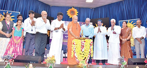  ಎಕ್ಸಲೆಂಟ್ ವಿದ್ಯಾಸಂಸ್ಥೆಯಲ್ಲಿ ಸರ್ವಧರ್ಮ ಅರಿವು ಸಮ್ಮಿಲನ ಕಾರ್ಯಕ್ರಮವನ್ನು ಎಡನೀರು ಸ್ವಾಮೀಜಿ ಉದ್ಘಾಟಿಸಿದರು. ಪದುವಾ ಕಾಲೇಜ್ ಆ್ ಕಾಮರ್ಸ್ ಮತ್ತು ಮ್ಯಾನೇಜ್‌ಮೆಂಟ್ ಮಂಗಳೂರು ಪ್ರಾಂಶುಪಾಲ ಅರುಣ್ ವಿಲ್ಸನ್ ಲೋಬೋ, ಪುತ್ತೂರಿನ ಸರ್ಕಾರಿ ಪದವಿ ಪೂರ್ವ ಕಾಲೇಜು ಉಪನ್ಯಾಸಕ ಅಬ್ದುಲ್ ರಜಾಕ್ ಅನಂತಾಡಿ ಮೊದಲಾದವರಿದ್ದರು.

 
