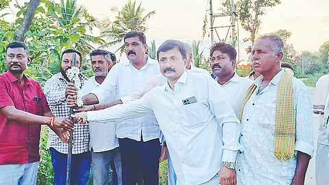 ಶೀಳನೆರೆ ಗ್ರಾಮದಲ್ಲಿ ಸೇತುವೆ ನಿರ್ಮಾಣ ಕಾಮಗಾರಿಗೆ ಶಾಸಕ ಎಚ್.ಟಿ.ಮಂಜು ಭೂಮಿಪೂಜೆ ನೆರವೇರಿಸಿದರು. ಹುಲ್ಲೇಗೌಡ, ಟಿ.ಬಲದೇವ್, ಎಚ್.ಡಿ.ಅಶೋಕ್, ಗೌತಮಿ, ಎನ್.ಆರ್.ರಮೇಶ್, ಶಿವಲಿಂಗು ಇತರರಿದ್ದರು.