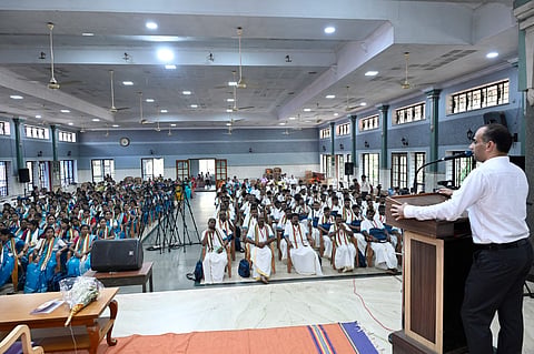 ಶ್ರೀ ಕ್ಷೇತ್ರ ಧರ್ಮಸ್ಥಳದಲ್ಲಿ ಶ್ರೀ ಧರ್ಮಸ್ಥಳ ಮಂಜುನಾಥೇಶ್ವರ ಭಜನಾ ಪರಿಷತ್ ವತಿಯಿಂದ ನಡೆಯುತ್ತಿರುವ 28ನೇ ವಷರ್ದ ಭಜನಾ ಕಮ್ಮಟದ ಆರನೇ ದಿನವಾದ ಶನಿವಾರ ಶಿಬಿರಾರ್ಥಿಗಳಿಗೆ ಉಪನ್ಯಾಸ ನೀಡಿದರು.