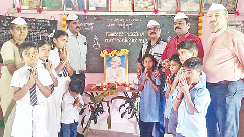 ಕೋಡಿಮಾರನಹಳ್ಳಿ ಗ್ರಾಮದ ಸರ್ಕಾರಿ ಕಿರಿಯ ಪ್ರಾಥಮಿಕ ಶಾಲೆಯಲ್ಲಿ ಗಾಂಧಿ ಹಾಗೂ ಲಾಲ್ ಬಹದ್ದೂರ್ ಶಾಸ್ತ್ರಿ ಜಯಂತಿ ಆಯೋಜಿಸಲಾಗಿತ್ತು. ಡಾ.ಬಿ.ವಿ.ನಂದೀಶ್, ಡಾ.ಕಿಕ್ಕೇರಿ ಕೃಷ್ಣಮೂರ್ತಿ, ಮಾದಾಪುರ ಸುಬ್ಬಣ್ಣ, ಶ್ರೀನಿವಾಸ ಉಡುಪ, ಸುಮಾ ಇದ್ದರು. 

