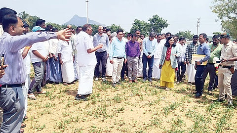 ಅರಸೀಕೆರೆ ತಾಲೂಕಿನ ಅರೇಹಳ್ಳಿ ಗ್ರಾಮದಲ್ಲಿ ಕೇಂದ್ರ ಬರ ಅಧ್ಯಯನ ತಂಡದ ಡಾ.ಸುಧಾಮ್ ಬಾಗ್ ಬೆಳೆ ಹಾನಿ ವೀಕ್ಷಿಸಿದರು. ಕೆ.ಎಂ.ಶಿವಲಿಂಗೇಗೌಡ, ಲತಾ ಕುಮಾರಿ, ಶುಭಂ ಶುಕ್ಲ, ಶುಭಾನ್ವಿತ, ಸಂತೋಷ್ ಕುಮಾರ್ ಇತರರಿದ್ದರು.
