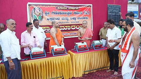 ಉಡುಪಿ ರಥಬೀದಿಯ ಭಕ್ತವೃಂದ ಮತ್ತು ರಿಕ್ಷಾ ಚಾಲಕರ ಶ್ರೀ ಗಣೇಶೋತ್ಸವ ಸಮಿತಿಯ ಸಹಾಯಧನ ಕೂಪನ್​ ಡ್ರಾ ಸಮಾರಂಭಕ್ಕೆ ವೇದವರ್ಧನ ಶ್ರೀ, ವಿದ್ಯಾವಲ್ಲಭ ಶ್ರೀ ಚಾಲನೆ ನೀಡಿದರು. ಅಶೋಕ್​ ಕೊಡವೂರು, ದಿನಕರ್​ ಹೇರೂರು, ಮಧುಕರ್​ ಮುದ್ರಾಡಿ, ಸತ್ಯನಾರಾಯಣ ಜಿ. ಭಟ್​, ಭಾಸ್ಕರ್​ ರಾವ್​ ಕಿದಿಯೂರು ಇದ್ದರು.