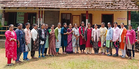  ನಾಪೋಕ್ಲು : ಇಲ್ಲಿನ ಬಿಲ್ಲವ ಸಮಾಜದ ಮಹಿಳಾ ಸದಸ್ಯರು ಶ್ರಮದಾನದ ಮೂಲಕ ಸ್ವಚ್ಛತಾ ಕಾರ್ಯ ಕೈಗೊಂಡು ಗಾಂಧಿ ಜಯಂತಿಯನ್ನು ಅರ್ಥಪೂರ್ಣವಾಗಿ ಆಚರಿಸಿದರು.