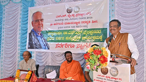 ಕೊಪ್ಪಳದಲ್ಲಿ ಏರ್ಪಡಿಸಿದ್ದ ಡಾ. ಎಸ್.ಎಲ್ ಬೈರಪ್ಪ ಅವರ ಪ್ರಥಮ ವರ್ಷದ ಪುಣ್ಯಸ್ಮರಣೆ ಕಾರ್ಯಕ್ರಮದಲ್ಲಿ ಹಾಸ್ಯ ಭಾಷಣಕಾರ ಗಂಗಾವತಿ ಬಿ.ಪ್ರಾಣೇಶ ಮಾತನಾಡಿದರು. 