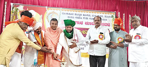 ಲೋಕಾಪುರದ ರಾಘವೇಂದ್ರ ಕಲ್ಯಾಣ ಮಂಟಪದಲ್ಲಿ ಹಮ್ಮಿಕೊಂಡಿದ್ದ ಶಿವಶರಣ ಹೂಗಾರ ಮಾದಯ್ಯನವರ ಜಯಂತ್ಯುತ್ಸವ ಕಾರ್ಯಕ್ರಮಕ್ಕೆ ಜ್ಞಾನೇಶ್ವರ ಮಠದ ಪೀಠಾಧಿಕಾರಿ ಬ್ರಹ್ಮಾನಂದ ಸ್ವಾಮೀಜಿ ಚಾಲನೆ ನೀಡಿದರು. ಹಿರೇಮಠದ ಡಾ. ಚಂದ್ರಶೇಖರ ಸ್ವಾಮೀಜಿ, ನಿಂಗಯ್ಯ ಅಪ್ಪಯ್ಯನವರಮಠ ಸ್ವಾಮೀಜಿ, ಪಿಎಸ್‌ಐ ನಿಖಿಲ್‌ಕಾಂಬಳೆ, ಪ್ರವೀಣ ತಿಮ್ಮಣ್ಣ ಪೂಜಾರಿ, ಶ್ರೀಶೈಲ ಗುರವ, ಹನುಮಂತ ಗುರವ,  ಸಿದ್ದು ಹೂಗಾರ  ಇತರರಿದ್ದರು.