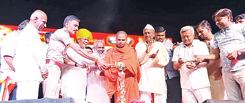 ಬನಹಟ್ಟಿ ಕಾಡಸಿದ್ಧೇಶ್ವರ ದೇವಸ್ಥಾನದ ಆವರಣದಲ್ಲಿ ಹಮ್ಮಿಕೊಂಡಿದ್ದ ಜಾನಪದ ಸಂಭ್ರಮಕ್ಕೆ ಸಿಪಿಐ ರಾಜು ಪಾಟೀಲ ಚಾಲನೆ ನೀಡಿದರು. ಖ್ಯಾತ ಜಾನಪದ ಗಾಯಕ ಗುರುರಾಜ ಹೊಸಕೋಟಿ, ರಾಜ್ಯೋತ್ಸವ ಪ್ರಶಸ್ತಿ ಪುರಸ್ಕೃತ ಆಶುಕವಿ ಸಿದ್ದಪ್ಪ ಬೀಳಗಿ, ಗುರುಪ್ರಸಾದ ಸ್ವಾಮೀಜಿ, ಶ್ರೀಶೈಲ ದಭಾಡಿ. ದಾನಪ್ಪ ಹುಲಜತ್ತಿ, ಶಂಕರ ಸೊರಗಾಂವಿ ಇತರರಿದ್ದರು.