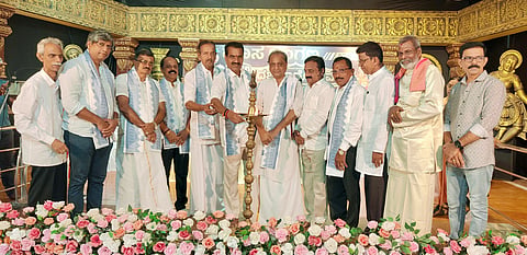 ಹೊಸ ಅಂಗಣದ ದಶಮಾನೋತ್ಸವ ಸಂಭ್ರಮವನ್ನು ಶಾಸಕ ಉಮಾನಾಥ ಎ.ಕೋಟ್ಯಾನ್ ಉದ್ಘಾಟಿಸಿದರು. ಸಂಸದ ಕೋಟ ಶ್ರೀನಿವಾಸ ಪೂಜಾರಿ, ಬಿಜೆಪಿ ಜಿಲ್ಲಾ ಮಾಜಿ ಅಧ್ಯಕ್ಷ ಸುದರ್ಶನ್ ಮೂಡುಬಿದಿರೆ ಮತ್ತಿತರರಿದ್ದರು.