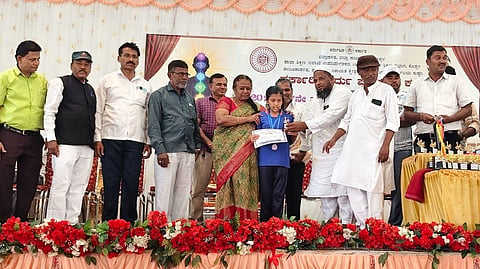 ಕುಷ್ಟಗಿಯಲ್ಲಿ ಆಯೋಜಿಸಿದ್ದ ಕಲಬುರಗಿ ವಿಭಾಗ ಮಟ್ಟದ ಯೋಗಾಸನ ಪಂದ್ಯದಲ್ಲಿ ವಿಜೇತರಿಗೆ ಕ್ಷೇತ್ರ ಶಿಕ್ಷಣಾಧಿಕಾರಿ ಉಮಾದೇವಿ ಬಸಾಪುರ ಪ್ರಶಸ್ತಿ ಪತ್ರ, ಬಹುಮಾನ ವಿತರಿಸಿದರು. 