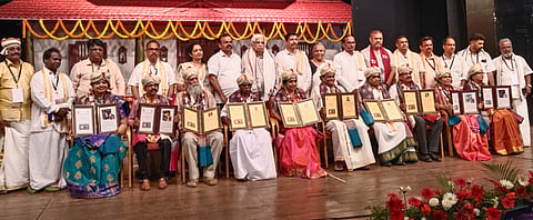 ತುಳು ಮಾನ್ಯತಾ ಸಂಭ್ರಮಾಚರಣೆ ಕಾರ್ಯಕ್ರಮದಲ್ಲಿ ಸಾಧಕರಿಗೆ ಪ್ರಶಸ್ತಿ ನೀಡಿ ಗೌರವಿಸಲಾಯಿತು. ಸಾಹಿತಿ ಇಂದಿರಾ ಹೆಗ್ಡೆ, ಕರ್ನಾಟಕ ತುಳು ಸಾಹಿತ್ಯ ಅಕಾಡೆಮಿ ಅಧ್ಯಕ್ಷ ತಾರಾನಾಥ ಗಟ್ಟಿ ಕಾಪಿಕಾಡ್, ಬ್ಯಾರಿ ಸಾಹಿತ್ಯ ಅಕಾಡೆಮಿ ಅಧ್ಯಕ್ಷ ಉಮ್ಮರ್ ಯು.ಎಚ್ ಮತ್ತಿತರರಿದ್ದರು.

 