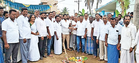 ಎಚ್.ಡಿ.ಕೋಟೆ ತಾಲೂಕಿನ ಆನಗಟ್ಟಿ ಗ್ರಾಮದಲ್ಲಿ 4.5 ಕೋಟಿ ರೂ. ವೆಚ್ಚದ ಡಾಂಬರೀಕರಣ ಕಾಮಗಾರಿಗೆ ಶಾಸಕ ಅನಿಲ್ ಚಿಕ್ಕಮಾದು ಭೂಮಿಪೂಜೆ ನೆರವೇರಿಸಿದರು. ಶಿವಣ್ಣ, ರಾಜು, ಚಿಕ್ಕಣ್ಣ, ಮಂಜು, ಚನ್ನೇಗೌಡ, ಸೋಮಯ್ಯ, ಬಾಲಯ್ಯ, ಸುರೇಶ್ ಇತರರು ಇದ್ದರು.
