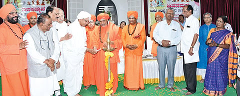 ಕಲಬುರಗಿಯಲ್ಲಿ ಭಾನುವಾರ ಏರ್ಪಡಿಸಿದ್ದ ಇವನಮ್ಮವ ಬಸವ ಸಂಸತಿ ಉತ್ಸವ, ಪುಸ್ತಕ ಬಿಡುಗಡೆ, ದೇವದಾಸಿ ವಿದ್ಯಾರ್ಥಿನಿಯರ ಶಿಕ್ಷಣದ ದತ್ತು ಸ್ವೀಕಾರ ಸಮಾರಂಭದಲ್ಲಿ ಡಾ.ಸಿದ್ಧರಾಮ ಶರಣರು ಬೆಲ್ದಾಳ್​ ದೀಪ ಬೆಳಗಿಸಿದರು. ಇಳಕಲ್​ನ ಶ್ರೀ ಗುರುಮಹಾಂತ ಸ್ವಾಮೀಜಿ, ಜಗದ್ಗುರು ಶ್ರೀ ಚನ್ನಬಸವಾನಂದ ಸ್ವಾಮೀಜಿ, ಕೇಂದ್ರ ಬಸವ ಸಮಿತಿ ಅಧ್ಯಕ್ಷ ಡಾ.ಅರವಿಂದ ಜತ್ತಿ, ರಂಜಾನ್​ ದರ್ಗಾ, ಡಾ.ಶ್ರೀಶೈಲ್​ ಮಸೂತೆ ಇತರರಿದ್ದರು.
