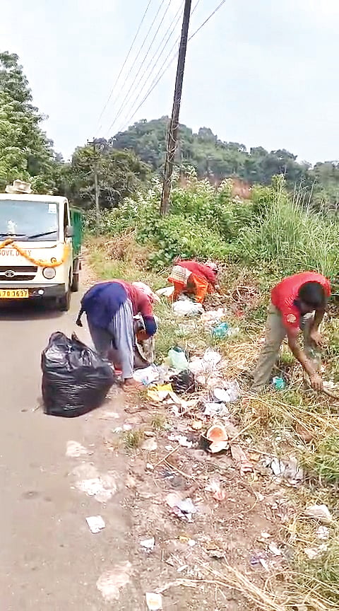  ಬಿ.ಸಿ.ರೋಡಿಗೆ ಸಮೀಪದ ಮೊಡಂಕಾಪು, ಪಲ್ಲಮಜಲು ಪರಿಸರದ ರಸ್ತೆಬದಿಯುದ್ದಕ್ಕೂ ಚೆಲ್ಲಾಪಿಲ್ಲಿಯಾಗಿರುವ ತ್ಯಾಜ್ಯ ರಾಶಿಯನ್ನು ಪೌರಕಾರ್ಮಿಕರು ಸ್ವಚ್ಛಗೊಳಿಸಿದರು.