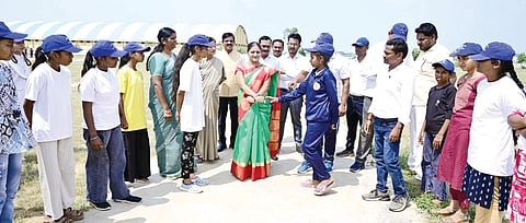 ಚಿಂಚೋಳಿಯಲ್ಲಿ ಆಯೋಜಿಸಿದ್ದ ಕ್ರೀಡಾಕೂಟಕ್ಕೆ ಸಿ ಶಕ್ತಿ ಒಕ್ಕೂಟದ ತಾಲೂಕು ಅಧ್ಯೆ ನರಸಮ್ಮ ಅವಂಟಿ ಅವರು ಟಾಸ್​ ಮಾಡುವ ಮೂಲಕ ಚಾಲನೆ ನೀಡಿದರು. ವಿಜಯಮಹಾಂತೇಶ ಹೂಗಾರ, ಸಂತೋಷಕುಮಾರ ಚವ್ಹಾಣ್​, ಸೈಯದ್​ ಲತೀಫ್​, ರಾಹುಲ್​ ಪಂಚಶೀಲ ಇತರರಿದ್ದರು.