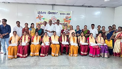 ಉಡುಪಿಯಲ್ಲಿ ಅಂಗನವಾಡಿ ಕೇಂದ್ರದ ಶಿಕ್ಷಕಿ ಹಾಗೂ ಸಹಾಯಕಿಯರನ್ನು ಸನ್ಮಾನಿಸಲಾಯಿತು. ಯಶ್​ಪಾಲ್​ ಸುವರ್ಣ, ಕುತ್ಯಾರು ನವೀನ್​ ಶೆಟ್ಟಿ, ದಿನೇಶ್​ ಅಮೀನ್​, ನೀತಾ ಪ್ರಭು, ಸಂಧ್ಯಾ ರಮೇಶ್​, ರೇಷ್ಮಾ ಉದಯ್​ ಶೆಟ್ಟಿ, ಪ್ರಭಾಕರ್​ ಪೂಜಾರಿ, ಶಿಲ್ಪಾ ಜಿ. ಸುವರ್ಣ, ಕಿರಣಕುಮಾರ್​ ಬೈಲೂರು ಇತರರಿದ್ದರು.