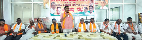 ಶಹಾಪುರದಲ್ಲಿ ಭಾನುವಾರ ಆಯೋಜಿಸಿದ್ದ ಬಿಜೆಪಿ ಹಿಂದುಳಿದ ವರ್ಗಗಳ ಮೋರ್ಚಾ ಜಿಲ್ಲಾ ಮಟ್ಟದ ವಿಶೇಷ ಸಭೆಯಲ್ಲಿ ರಾಜ್ಯಾಧ್ಯ ಆರ್​.ರು ಕೌಟಿಲ್ಯ ಮಾತನಾಡಿದರು. ಅವ್ವಣ್ಣ ಮ್ಯಾಕೇರಿ, ಅಮೀನರಡ್ಡಿ ಯಾಳಗಿ, ಚಂದ್ರಶೇಖರ ಮಾಗನೂರ, ರಾಚನಗೌಡ ಮುದ್ನಾಳ್​ ಇತರರಿದ್ದರು.