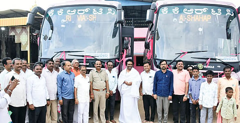ಅಬ್ಬೆತುಮಕೂರಿನಲ್ಲಿ ಭಾನುವಾರ ಏರ್ಪಡಿಸಿದ್ದ ಕಾರ್ಯಕ್ರಮದಲ್ಲಿ ಯಾದಗಿರಿ&ಹಾವೇರಿ ಬಸ್​ಗಳಿಗೆ ವಿಶ್ವಾರಾಧ್ಯ ಮಠದ ಪೀಠಾಧಿಪತಿ ಶ್ರೀ ಡಾ.ಗಂಗಾಧರ ಸ್ವಾಮೀಜಿ ಚಾಲನೆ ನೀಡಿದರು. ಡಾ.ಸುಭಾಷಚಂದ್ರ ಕೌಲಗಿ, ರಮೇಶ ತಾಳಿಕೋಟೆ, ಪಾಂಡುರಂಗ ಕುಲಕರ್ಣಿ, ಪ್ರಶಾಂತ ಪಾಟೀಲ್​, ಸಂಜೀವಕುಮಾರ ಇತರರಿದ್ದರು.