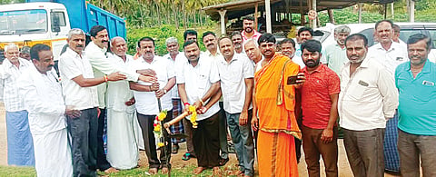 ಅಣತಿ ಗ್ರಾಮದ ಲಕ್ಷ್ಮಿಪುರ ಬಡಾವಣೆಯಲ್ಲಿ ಸಿಮೆಂಟ್ ಕಾಂಕ್ರೀಟ್ ರಸ್ತೆ ನಿರ್ಮಾಣ ಕಾಮಗಾರಿಗೆ ಶಾಸಕ ಸಿ.ಎನ್.ಬಾಲಕೃಷ್ಣ ಭೂಮಿಪೂಜೆ ನೆರವೇರಿಸಿದರು. ಶಿವೇಗೌಡ, ವೆಂಕಟೇಶ್, ಎ.ಬಿ.ಮಂಜುನಾಥ್, ನಾಗೇಶ್, ನಂದೀಶ್, ದಿವಾಕರ್ ಇದ್ದರು. 

