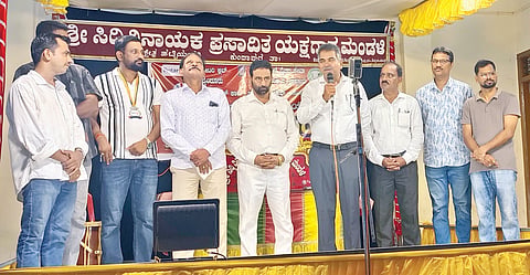 ಗಾಂಧಿ ಜಯಂತಿ ಪ್ರಯುಕ್ತ ಆಯೋಜಿಸಲಾದ ವಿಶೇಷ ಯಕ್ಷಗಾನ ಪ್ರದರ್ಶನದಲ್ಲಿ ಖಂಬದಕೋಣೆ ರೈತರ ಸೇವಾ ಸಹಕಾರಿ ಸಂಘದ ಅಧ್ಯಕ್ಷ ಎಸ್.ಪ್ರಕಾಶ್ಚಂದ್ರ ಶೆಟ್ಟಿ ವಾತನಾಡಿದರು. ಪ್ರಮುಖರಾದ ಎಸ್.ರಾಜು ಪೂಜಾರಿ, ಅರುಣ್ ಕುವಾರ್, ಐ.ನಾರಾಯಣ್ ಮೊದಲಾದವರಿದ್ದರು.