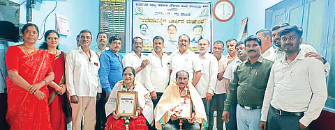 ಸೇವೆಯಿಂದ ನಿವೃತ್ತಿ ಹೊಂದಿದ ಶಿಕ್ಷಕರಾದ ಶಿಕ್ಷಕಿ ರತ್ನಮ್ಮ ಹಾಗೂ ತಿಮ್ಮಪ್ಪ ಅವರಿಗೆ ಆಲೂರಿನಲ್ಲಿ ಆಯೋಜಿಸಿದ್ದ ಕಾರ್ಯಕ್ರಮದಲ್ಲಿ ಜೀವಮಾನ ಸಾಧನಾ ಶಿಕ್ಷಣ ರತ್ನ ಪ್ರಶಸ್ತಿ ಪ್ರದಾನ ಮಾಡಲಾಯಿತು. ಡಿ.ಎಂ. ವರದರಾಜು,  ಶಾಂತಕೃಷ್ಣ, ಎಂ.ಆರ್.ಶ್ರೀನಿವಾಸ್, ಬಿ.ಆರ್.ಧರ್ಮ, ಎಂ.ಆರ್.ವೇಣುಗೋಪಾಲ, ಸಿ.ಎಸ್.ಅಣ್ಣಪ್ಪ ಇತರರಿದ್ದರು.

