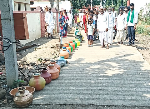 ಧಂಗಾಪುರ ಗ್ರಾಮದಲ್ಲಿ ಕುಡಿಯುವ ನೀರಿಗಾಗಿ ಕಾಯುತ್ತಿರುವ ಗ್ರಾಮಸ್ಥರು.