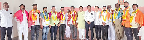 ಚಂದಾಪುರದಲ್ಲಿ ಮರಾಠ ಸಮಾಜದ ಪದಾಧಿಕಾರಿಗಳನ್ನು ಸನ್ಮಾನಿಸಲಾಯಿತು. ಮಾಣಿಕರಾವ ಪವಾರ್​, ದಿನಕರ ಮೂಲಗೆ, ಭೋಜಣ್ಣ ಪವಾರ್​, ಸುಧಾಕರ ಪಾಟೀಲ್​, ರ್ಜನಾಧನ ಪಾಟೀಲ್​ ಇತರರಿದ್ದರು.