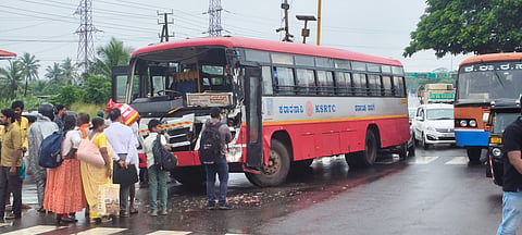 ಜಖಂ ಗೊಂಡಿರುವ ಬಸ್