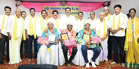  ಬ್ರಹ್ಮಶ್ರೀ ನಾರಾಯಣಗುರುಗಳ 172ನೇ ಜನ್ಮ ದಿನಾಚರಣೆ ಕಾರ್ಯಕ್ರಮದಲ್ಲಿ ಕೋಟ ಶ್ರೀನಿವಾಸ ಪೂಜಾರಿ, ಸೂರ್ಯಕಾಂತ್ ಜಯ ಸುವರ್ಣ, ಮುದ್ರಾಡಿ ಮಂಜುನಾಥ ಪೂಜಾರಿ ಅವರನ್ನು ಸನ್ಮಾನಿಸಲಾಯಿತು. ಪ್ರಮುಖರಾದ ಸುನೀಲ್ ಕುವಾರ್, ಪ್ರಕಾಶ ಪೂಜಾರಿ ವಾತಿಬೆಟ್ಟು, ಬೇಳಂಜೆ ಹರೀಶ ಪೂಜಾರಿ ಮೊದಲಾದವರಿದ್ದರು.

 
