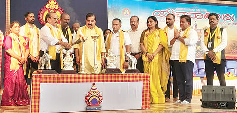 ಯುವವಾಹಿನಿ ಕ್ರೀಡೋತ್ಸವ ಉದ್ಘಾಟನಾ ಕಾರ್ಯಕ್ರಮದಲ್ಲಿ ಆಳ್ವಾಸ್ ಶಿಕ್ಷಣ ಪ್ರತಿಷ್ಠಾನ ಅಧ್ಯಕ್ಷ ಡಾ.ಎಂ.ಮೋಹನ ಆಳ್ವ, ಶಾಸಕ ಉಮಾನಾಥ ಕೋಟ್ಯಾನ್ ಮತ್ತಿತರರು ಉಪಸ್ಥಿತರಿದ್ದರು.