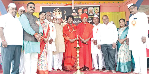 ಹುಲಸೂರಿನ ಶ್ರೀ ವೀರಭದ್ರೇಶ್ವರ ಪ್ರೌಢ ಶಾಲೆಯಲ್ಲಿ ಭಾನುವಾರ 3ನೇ ವಿಶ್ವಕರ್ಮ ಪೂಜಾ ಮಹೋತ್ಸವದ ಉದ್ಘಾಟನಾ ಕಾರ್ಯಕ್ರಮದಲ್ಲಿ ಶ್ರೀ ದೊಡ್ಡೇಂದ್ರ ಸ್ವಾಮೀಜಿ, ಶ್ರೀ ಡಾ.ಶಿವಾನಂದ ಸ್ವಾಮೀಜಿ, ಶ್ರೀ ಶಾಂತವೀರ ಶಿವಾಚಾರ್ಯರು, ಬಾಬು ಹೊನ್ನಾನಾಯಕ್​, ದತ್ತಾತ್ರಿ ವಿಶ್ವಕರ್ಮ, ಸುಲೋಚನಾ ವಿಶ್ವಕರ್ಮ. ಅನುರಾಧ ಪಂಚಾಳ, ಭೀಮೇಶ ಪಂಚಾಳ, ಚಂದ್ರಕಾಂತ ದೇಟ್ನೆ ಇತರರಿದ್ದರು.