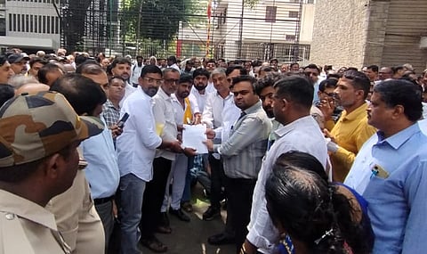 ಶಿವರಾಮ ಕಾರಂತ ಬಡಾವಣೆಯ ರೆವಿನ್ಯೂ ಸೈಟ್​​ ಸಂತ್ರಸ್ತರು ಬಿಡಿಎ ಅಧಿಕಾರಿಗಳಿಗೆ ಮನವಿ ಪತ್ರ ಸಲ್ಲಿಸಿದರು. 