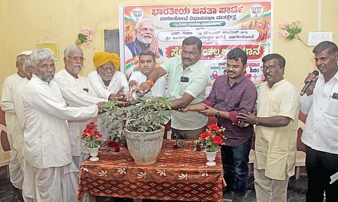  ಸೇವಾ ಸಂಕಲ್ಪ ಅಭಿಯಾನ ಅಂಗವಾಗಿ ಬಾಗಲಕೋಟೆ ಬಿಜೆಪಿ ಗ್ರಾಮೀಣ ಮಂಡಲ, ಬಿವಿವಿ ಸಂಘದ ಮೆಡಿಕಲ್ ಕಾಲೇಜು ಕುಮಾರೇಶ್ವರ ಆಸ್ಪತ್ರೆ ಸಹಯೋಗದಲ್ಲಿ ಸೋಮವಾರ ಬೆಣ್ಣೂರ ಗ್ರಾಮದಲ್ಲಿ ಉಚಿತ ಆರೋಗ್ಯ ತಪಾಸಣೆ ಮತ್ತು ರಕ್ತದಾನ ಶಿಬಿರವನ್ನು ಎಚ್.ಎಸ್.ಕೆ. ಸೂಪರ್ ಸ್ಪೇಶಾಲಿಟಿ ಆಸ್ಪತ್ರೆಯ ನಿರ್ದೇಶಕ ಡಾ. ನವೀನ ಚರಂತಿಮಠ ಉದ್ಘಾಟಿಸಿದರು. ಮುತ್ತಣ್ಣ ಬೆಣ್ಣೂರ, ಸುರೇಶ ಕೊಣ್ಣೂರ, ಮಲ್ಲಯ್ಯ ಹಿರೇಮಠ, ಸಿದ್ದರಾಮಗೌಡ ಪಾಟೀಲ ಇತರರಿದ್ದರು.