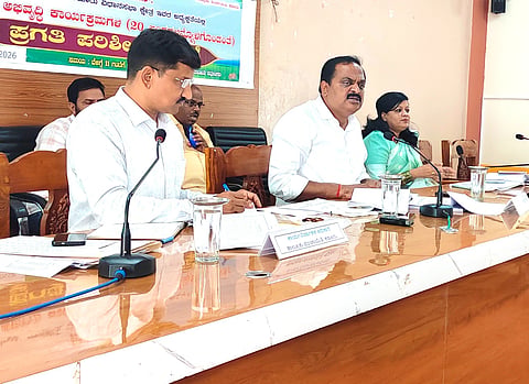 ಕಡೂರು ತಾಪಂನಲ್ಲಿ ನಡೆದ ಕೆಡಿಪಿ ಸಭೆಯಲ್ಲಿ ಶಾಸಕ ಕೆ.ಎಸ್.ಆನಂದ್ ಮಾತನಾಡಿದರು. ಸಿ.ಆರ್.ಪ್ರವೀಣ್, ಸಿ.ಎಸ್.ಪೂರ್ಣಿಮಾ ಇತರರಿದ್ದರು.