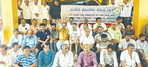 ನೇಯ್ಗೆ ಉದ್ಯಮದ ಕಚ್ಚಾ ವಸ್ತುಗಳ ಬೆಲೆ ಏರಿಕೆ ಖಂಡಿಸಿ ದೊಡ್ಡಬಳ್ಳಾಪುರ ತಾಲೂಕು ಕಚೇರಿ ಮುಂಭಾಗ ನೇಕಾರ ಹೋರಾಟ ಸಮಿತಿಯಿಂದ ಪ್ರತಿಭಟನೆ ಮಾಡಲಾಯಿತು. ಬೆಂಗಳೂರು ಟೆಕ್ಸಟೈಲ್​ ಬ್ಯಾಂಕ್​ ಅಧ್ಯಕ್ಷ ವೆಂಕಟರಮಣಯ್ಯ, ನೇಕಾರ ಮಹಾಮಂಡಳಿ ಅಧ್ಯಕ್ಷ ಪಿ.ಸಿ.ವೆಂಕಟೇಶ, ಜಂಟಿ ಕಾರ್ಯದರ್ಶಿ ಅಮರನಾಥ್​, ನೇಕಾರರ ಹಿತರಕ್ಷಣಾ ಸಮಿತಿ ಅಧ್ಯಕ್ಷ ಪಿ.ಎ.ವೆಂಕಟೇಶ, ಹೇಮಂತರರ ರಾಜ್​, ದೊಡ್ಡಬಳ್ಳಾಪುರ ವೀವರ್ಸ್​ ಅಸೋಸಿಯೇಷನ್​ ಅಧ್ಯಕ್ಷ ನರಸಿಂಹಮೂರ್ತಿ, ಹೋರಾಟ ಸಮಿತಿಯ ಮಲ್ಲೇಶ್​ ಹಾಗೂ ಇತರರು ಇದ್ದರು.